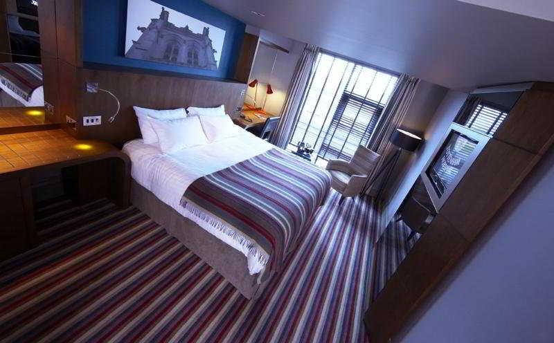 Village Hotel Solihull Bilik gambar